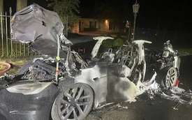 Mẫu xe Tesla 'siêu hiệu năng' vừa giao tới tay khách đã bốc cháy, suýt đốt chết chủ xe bên trong khi cửa điện tử hỏng bất ngờ