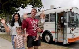 Cặp vợ chồng trẻ mua một chiếc xe buýt cũ đời 1996 với giá rẻ mạt, cải tạo thành ngôi nhà di động, cùng 2 con phiêu bạt: Nội thất bên trong quá ngỡ ngàng!