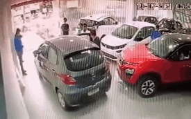 Video: Vừa mua ô tô, khách hàng bất ngờ lao xe từ tầng hai đại lý xuống đất