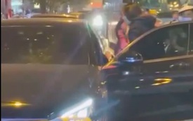 Chặn đầu xe Mercedes trên phố Hà Nội, người phụ nữ quát lớn: "Đồ cướp chồng của bạn"