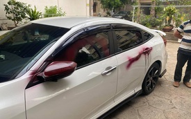 2 ô tô loang lổ những vệt đỏ kinh dị, chủ xe giật mình khi trích xuất camera an ninh