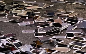 Xe tải tông nhau khiến hàng trăm chiếc iPhone nằm la liệt trên đường, rất may không có ai "hôi của"