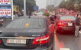 Vụ 2 xe Mercedes trùng biển số tại Hà Nội: Xuất trình đủ giấy tờ vẫn bị giữ dài ngày