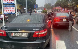 Vụ 2 ô tô Mercedes trùng biển số ở Hà Nội: Công an bàn giao chiếc xe biển thật cho chủ xe