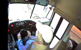 Video: Hươu chạy xuyên thủng kính xe buýt, tài xế và học sinh khiếp vía