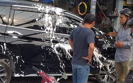Người đàn ông chạy xe máy chở sơn va quệt với ô tô: Hiện trường tai nạn khiến cả hai bên "đau đầu"
