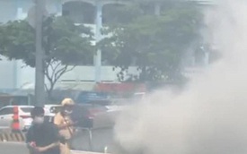 Xế hộp BMW bốc khói nghi ngút trên phố