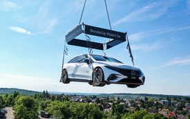 Mercedes-Benz treo một chiếc EQS trên trời, ai cũng ước được nó "rơi trúng đầu"