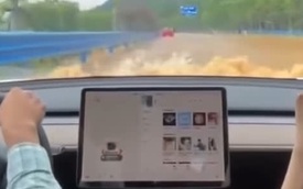 Xe Tesla lao băng băng giữa đường ngập nước, không rõ xe điện VinFast làm được điều tương tự hay không?