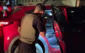 Video: Hàng chục cảnh sát chặn bắt chiếc ô tô chở ma túy và vũ khí "nóng" như phim hành động