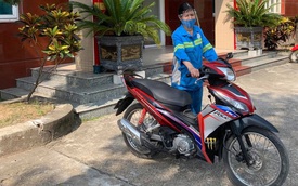 Ấm lòng: Các chiến sĩ công an góp tiền tặng xe máy mới cho nữ lao công ở Hà Nội bị cướp xe trong đêm
