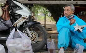 Võ sư 1 chân chạy xe máy 60km mỗi ngày, mang hàng trăm suất cơm tình nghĩa trao tặng bà con mùa dịch
