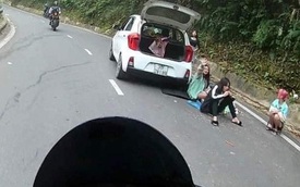 Ô tô hỏng, 6 thanh niên ngồi giữa đường ăn uống, nghỉ ngơi: Ý thức đâu?