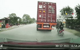 Clip: Nam thanh niên liều lĩnh bám vào đuôi container khi đang đi xe máy