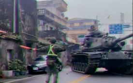 Xe tăng Đài Loan tông xe con trên phố: Khổ chủ nhìn hiện trường chỉ biết bất lực