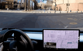 Video ghi lại cảnh xe Tesla vượt đèn đỏ, lao vào cột phân làn khi đang ở chế độ Tự lái hoàn toàn