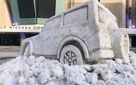 Nghệ nhân tại Mỹ điêu khắc Ford Bronco bằng tuyết