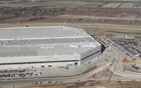 Toàn cảnh siêu nhà máy của Tesla trước ngày hoạt động: xe cộ trông như kiến bên cạnh công trình khổng lồ