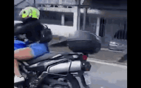 Clip: Chạy mô tô đánh võng trên đường, nữ "quái xế" nhận ngay kết đắng