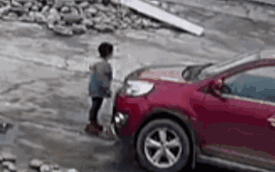 Clip: Nghịch dại dùng bật lửa đốt xe, bé trai khiến ô tô bị thiêu trụi