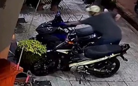 Pha trộm xe máy "siêu tốc" chỉ trong 10 giây, xem lại camera mà chủ xe cũng phải sốc!