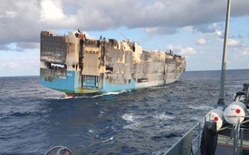 Lửa đã tắt trên con tàu chở 4.000 xe sang, vì nó bị chìm