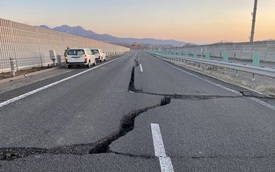 Đẳng cấp xây dựng Nhật Bản: Động đất gây ra vết nứt khổng lồ trên cao tốc lúc nửa đêm, rạng sáng đã khắc phục hoàn toàn