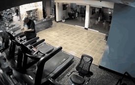 Clip: Nữ tài xế lái xe Mercedes tông thẳng vào phòng tập gym