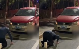 Người đàn ông bất ngờ dừng xe rồi quỳ lạy trước ô tô, nguyên nhân khiến ai nấy đều bất ngờ