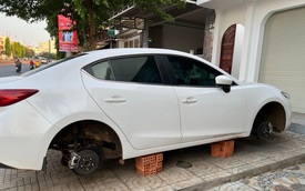 Xe Mazda 3 đỗ trước cửa nhà bị trộm tháo mất cả 4 bánh