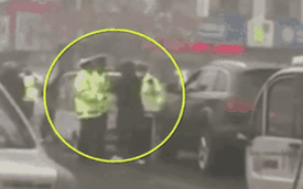 Clip: Nữ tài xế Audi cởi áo, hung hăng đánh cảnh sát ở giữa đường