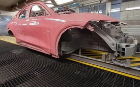 Sai sót của xưởng sơn tạo ra chiếc Ford Mustang Mach-E hồng phấn đầy khác biệt