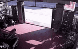 Ô tô đâm sập cửa nhà bên đường, 2 đoạn clip khiến người xem "lạnh sống lưng"