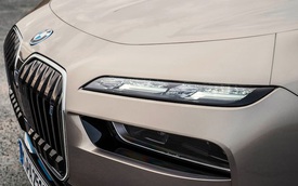 Đèn bằng pha lê Swarovski trên BMW i7 được tạo ra như thế nào?