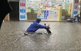 Mưa lớn, đường phố Hà Nội biến thành "sông", ngập lút bánh xe
