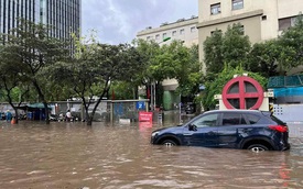 Hà Nội: Ô tô xếp hàng bảo dưỡng, sửa chữa sau mưa lớn