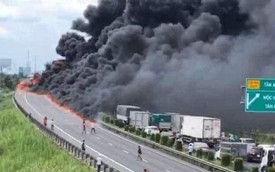 Xe chở nhớt cháy dữ dội trên cao tốc TPHCM – Trung Lương, cột khói cuồn cuộn hàng chục mét