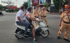 Sự thật đằng sau hình ảnh HLV Thái Lan ngồi xe máy không đội mũ bảo hiểm đi đến SVĐ
