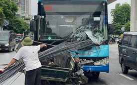 Xe chở sắt xuyên thủng xe buýt trên phố Hà Nội, hiện trường gây thấy kinh