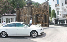 Tăng Thanh Hà giản dị với xe cưới Audi trắng