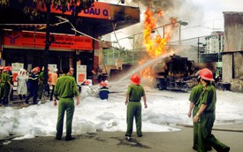 Cháy lớn ở cây xăng Trần Hưng Đạo,nhiều lính cứu hỏa bị thương