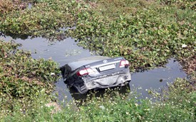 Xe Toyota mất lái, bay qua đường sắt, phi thẳng xuống sông Châu Giang
