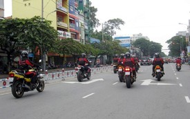 Đội motor tô dẫn đường U23 Việt Nam dùng loa, vung gậy dẹp đường