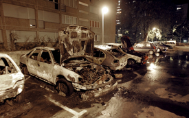 Đêm giao thừa giới trẻ Pháp đốt xe thay pháo hoa 
