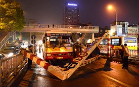 Hà Nội: Xe buýt vượt cầu cấm, húc đổ cả biển báo