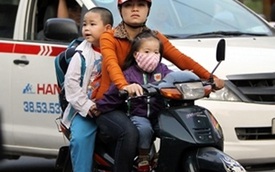 Xử phạt xe máy chở trẻ em không đội mũ bảo hiểm