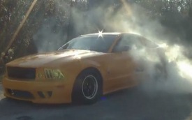 Video: Màn đốt lốp bằng  Mustang Saleen 1.000 mã lực của Ông già Noel