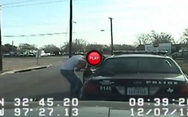 Video: Trộm luôn xe cảnh sát sau khi bị cảnh sát còng tay
