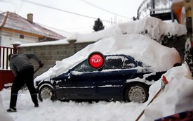 Video: Mỗi ngày dọn tuyết 1 tiếng để lấy xe đi làm