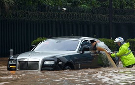 Rolls-Royce Ghost “chết đuối” tại Jakarta